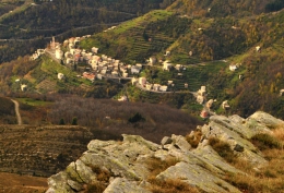Il villaggio di Lorsica in Val Fontanabuona, immerso nei terrazzamenti