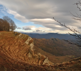 L'alta via dei Monti Liguri, sul crinale orientale del Monte Ramaceto