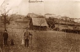 Foto storica di Cavignaga di Bedonia: sullo sfondo una cascina con tetto in paglia